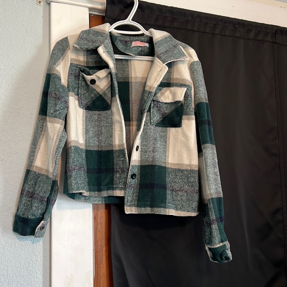 Green & white cropped shacket